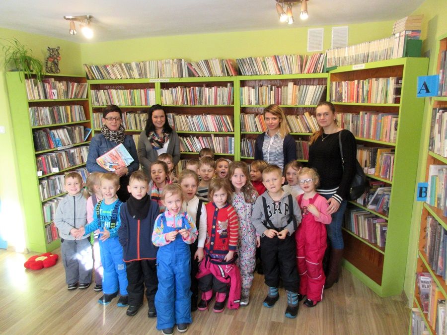 Przedszkolaki w bibliotece na Czarnym Potoku.