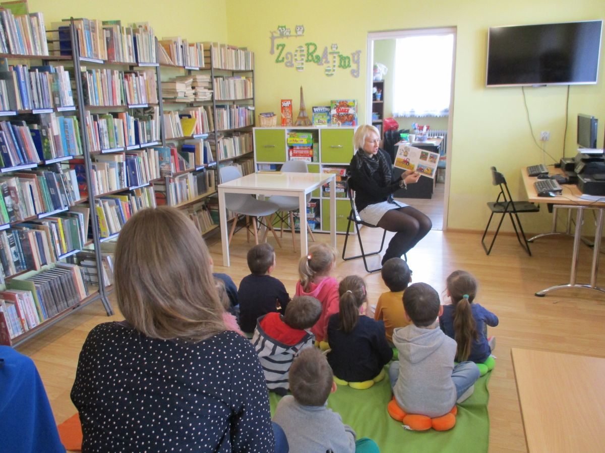 Dzieci z ochronki w bibliotece w Tyliczu