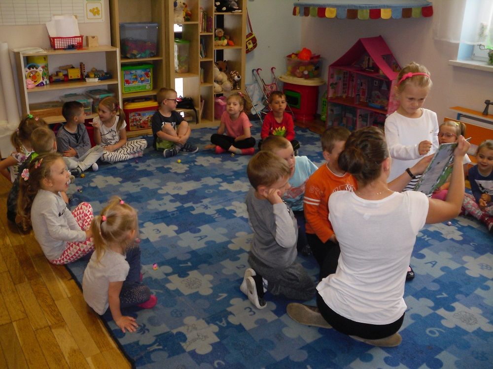 Wesołe czytanie podczas DKK na Źródlanej