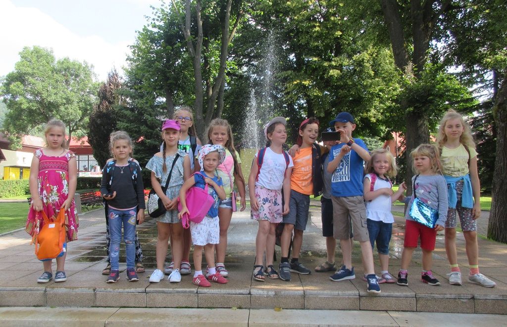 Dzieci z Czarnego Potoku filtrują wodę