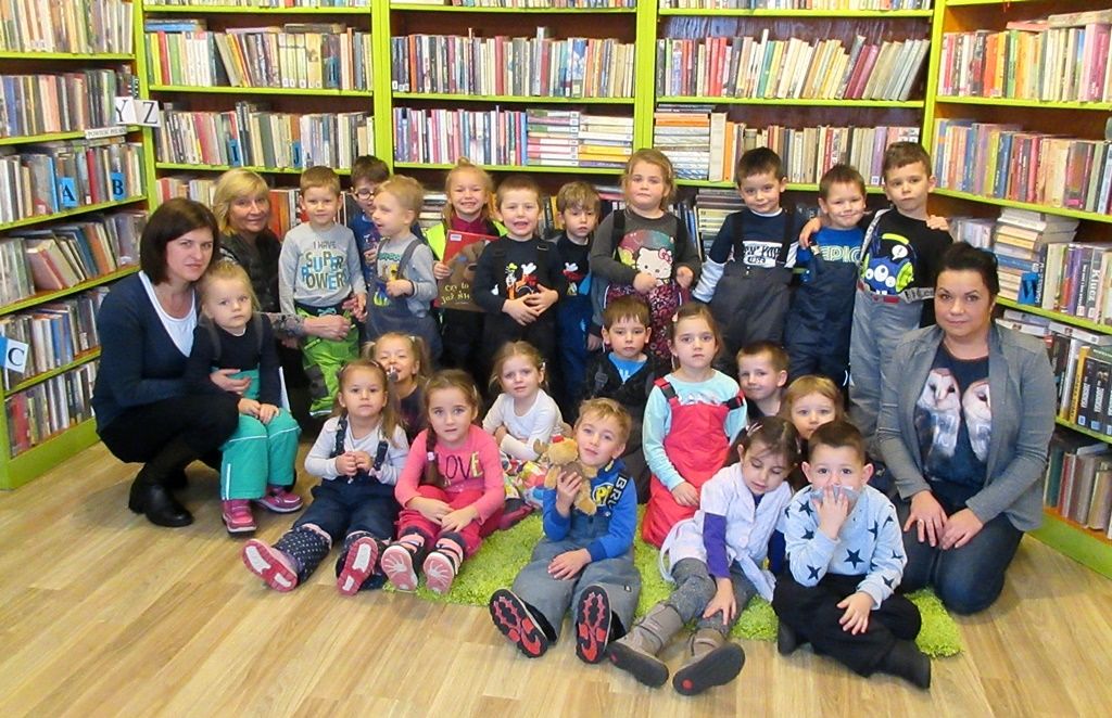 ŚWIĄTECZNA WIZYTA PRZEDSZKOLAKÓW W FILII NA CZARNYM POTOKU
