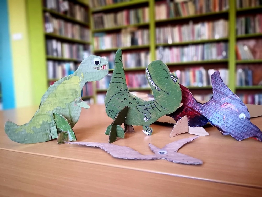 Dinozaurowa sobota z wyobraźnią w filii na Czarnym Potoku