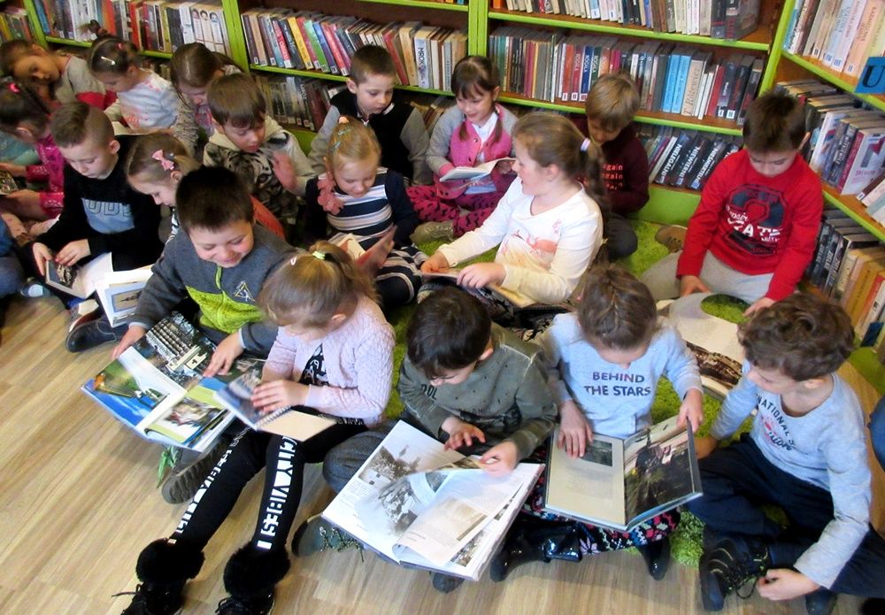 Przedszkolaki z wizytą w bibliotece na Czarnym Potoku