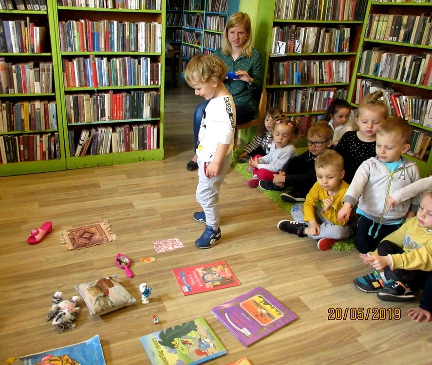 PRZEDSZKOLAKI W BIBLIOTECE NA CZARNYM POTOKU