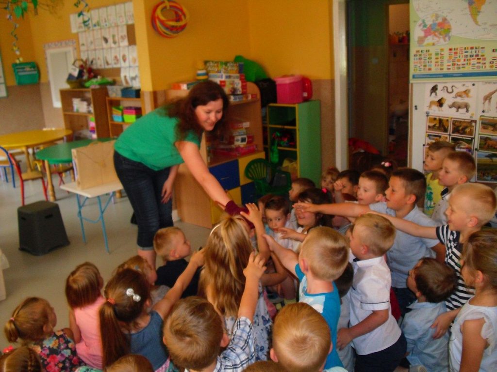 przedszkolaki z Berestu witają się ze skarpetkową bohaterką dzisiejszej opowieści