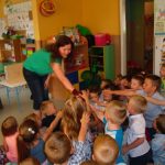 przedszkolaki z Berestu witają się ze skarpetkową bohaterką dzisiejszej opowieści