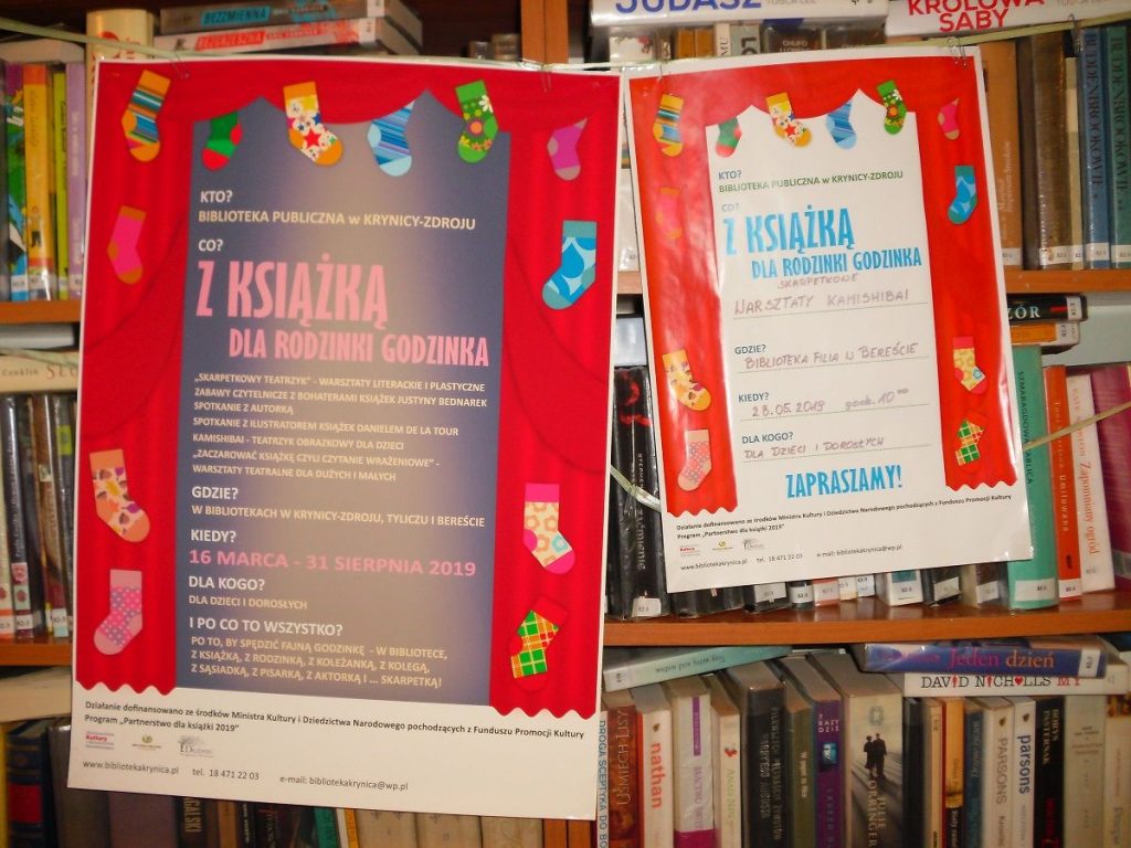 plakaty zapraszające dzieci do uczestnictwa w skarpetkowych warsztatach kamishibai w Bibliotece w Bereście