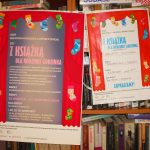 plakaty zapraszające dzieci do uczestnictwa w skarpetkowych warsztatach kamishibai w Bibliotece w Bereście