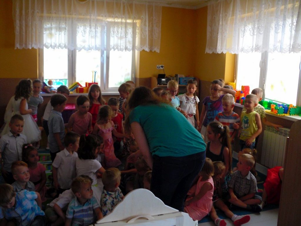 dzieci obserwują naszą skarpetkową bohaterkę, która ukryła się pośród nich