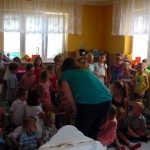 dzieci obserwują naszą skarpetkową bohaterkę, która ukryła się pośród nich