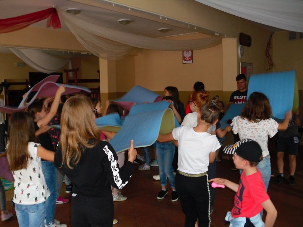 uczestnicy warsztatów wykonują ćwiczenia teatralne przygotowane przez prowadzących