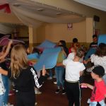 uczestnicy warsztatów wykonują ćwiczenia teatralne przygotowane przez prowadzących