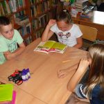 dziewczynka czyta pozostałym dzieciom dalszy ciąg dzisiejszej historii
