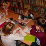 dzieci przystępują do kolorowania karuzelowych koników