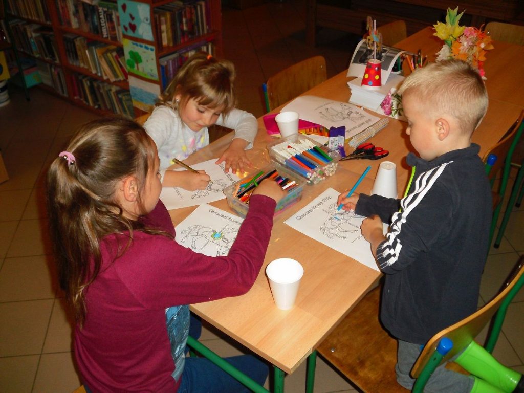 dzieci kolorują koniki według własnego pomysłu