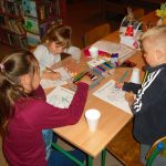 dzieci kolorują koniki według własnego pomysłu