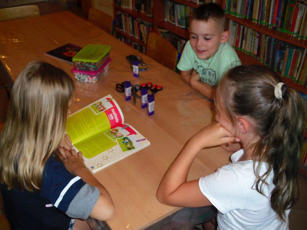 kolejna z uczestniczek zajęć czyta fragment dzisiejszego opowiadania