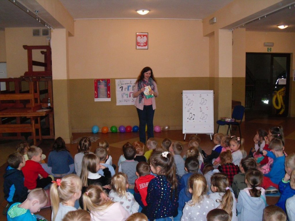 przedszkolaki z uwagą słuchają skarpetkowych opowieści