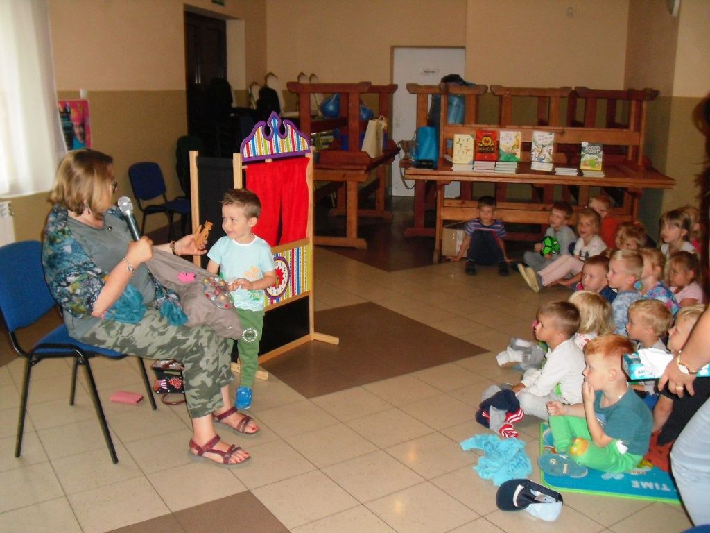 chłopiec losuje z worka z bajkowymi postaciami jedną z bohaterek opowieści pani Justyny Bednarek