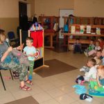 chłopiec losuje z worka z bajkowymi postaciami jedną z bohaterek opowieści pani Justyny Bednarek