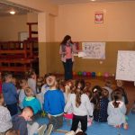 przedszkolaki słuchają opowieści o skarpetkach i zastanawiają się nad tym jak powinny wyglądać bohaterki ich wymarzonej opowieści