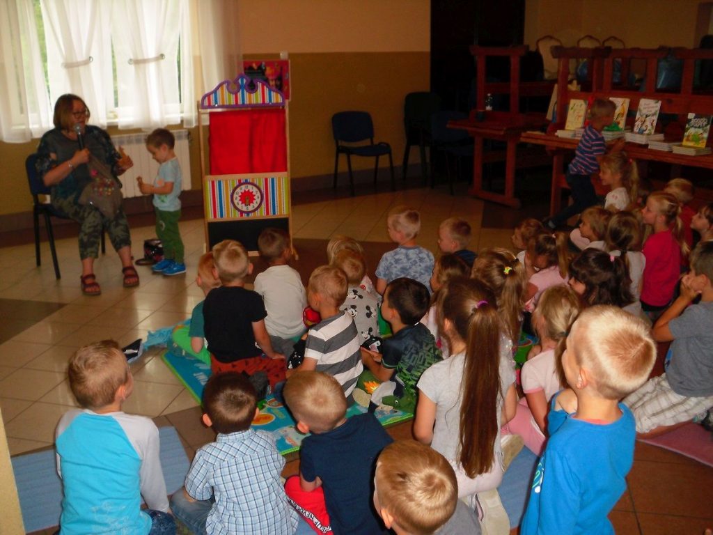 przedszkolaki z Berestu z uwagą słuchają opowieści o bajkowych bohaterach książek pani Justyny Bednarek