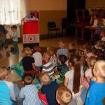 przedszkolaki z Berestu z uwagą słuchają opowieści o bajkowych bohaterach książek pani Justyny Bednarek