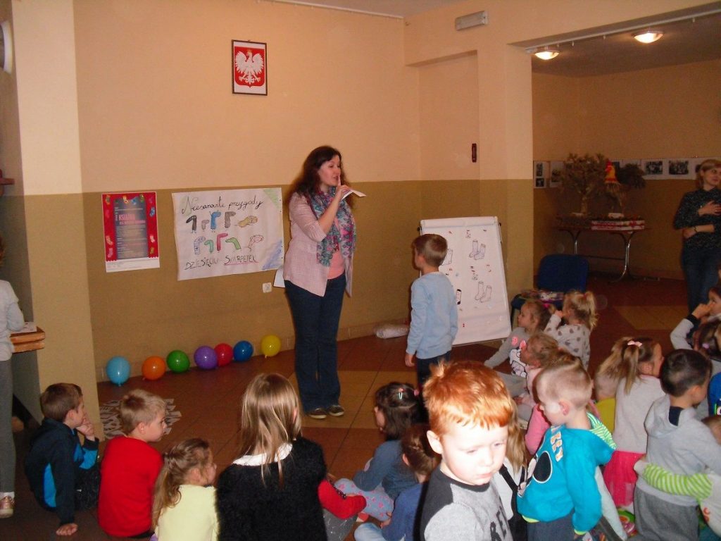 dzieci przygotowują się do kolejnego skarpetkowego zadania