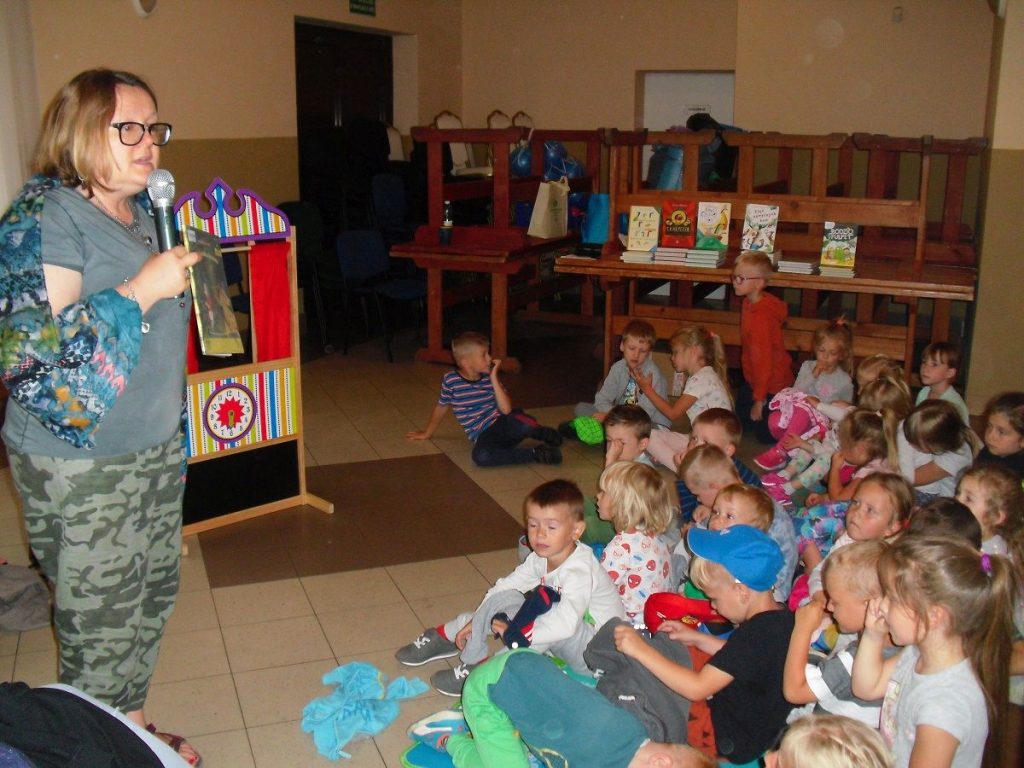 przedszkolaki z Berestu z uwagą słuchają opowieści pani Justyny Bednarek