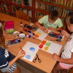 dzieci malują farbami lody w ulubionych smakach