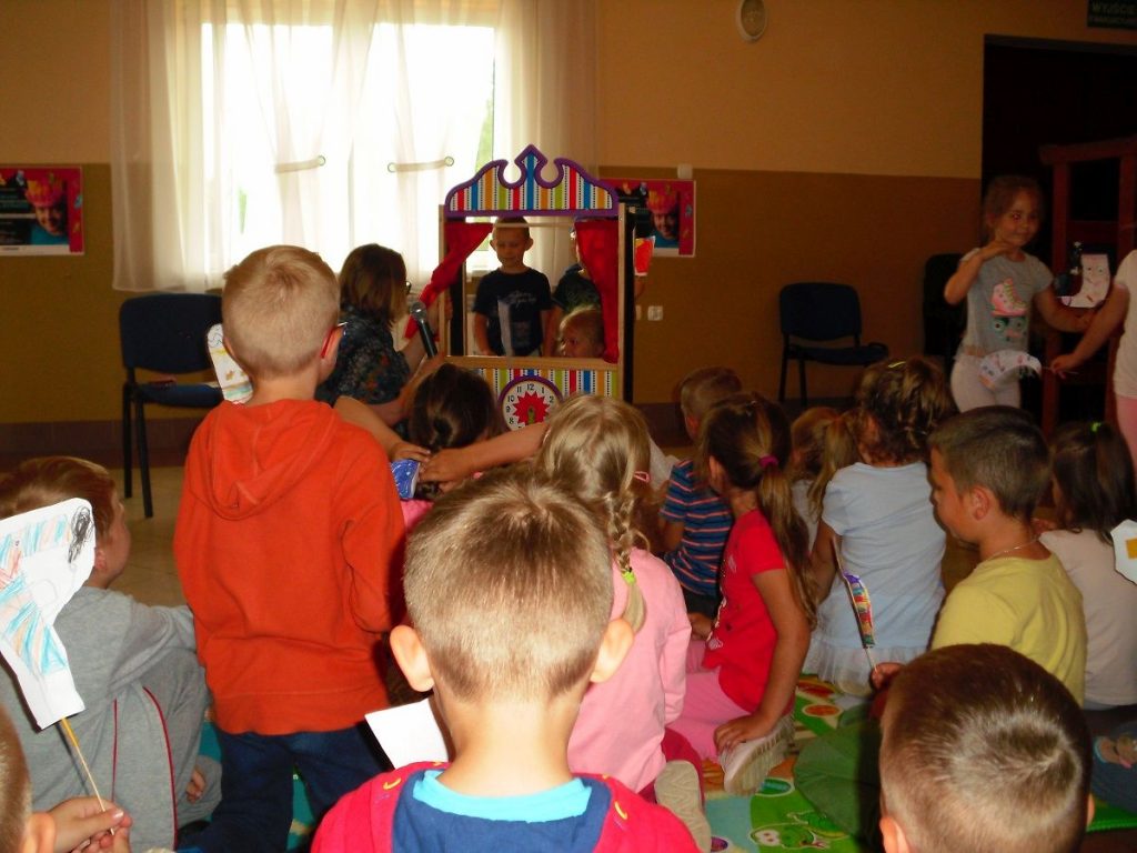 skarpetkowe postacie stworzone przez dzieci przedstawiają się wszystkim w bajkowym teatrzyku