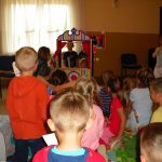 skarpetkowe postacie stworzone przez dzieci przedstawiają się wszystkim w bajkowym teatrzyku