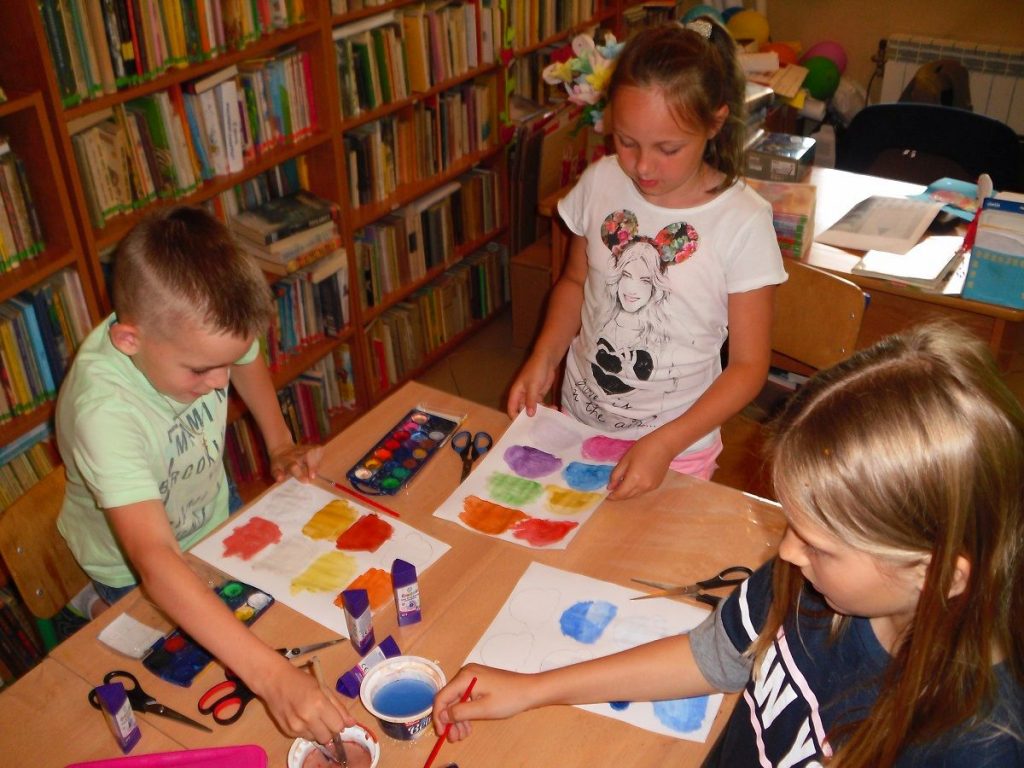 dzieci malują różnymi kolorami ulubione smaki lodów