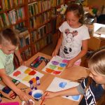 dzieci malują różnymi kolorami ulubione smaki lodów