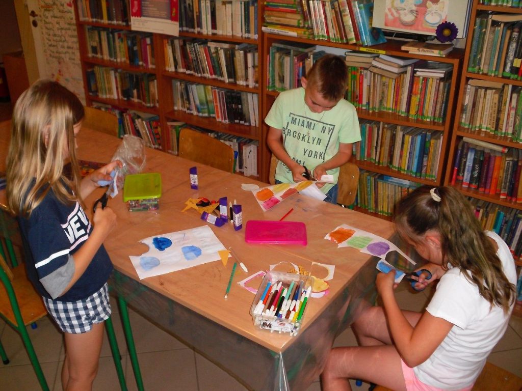 dzieci wycinają namalowane wcześniej elementy dzisiejszej pracy