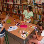 dzieci wycinają namalowane wcześniej elementy dzisiejszej pracy