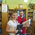 Ukraińscy uczniowie w ramach akcji bookcrossing wybierają dla siebie książki