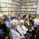Licznie zebrana publiczność z zaciekawieniem słucha opowieści pani Danuty o losach pułkownika Eugeniusza Quiri