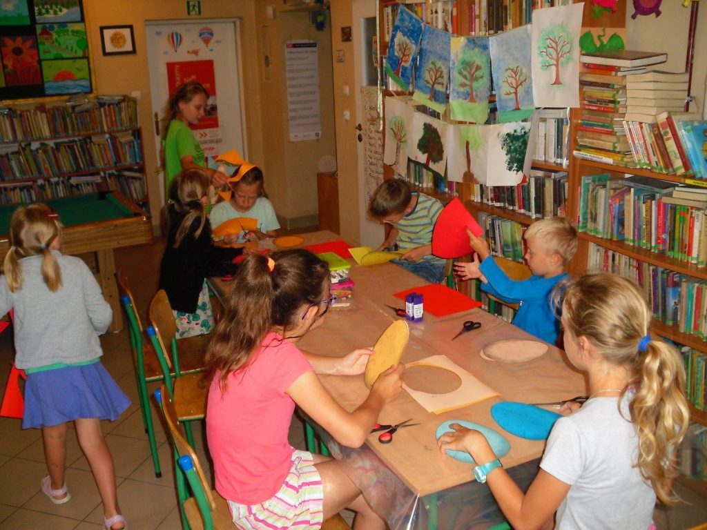 dzieci wycinają jaja dinozaurów z kolorowych papierów