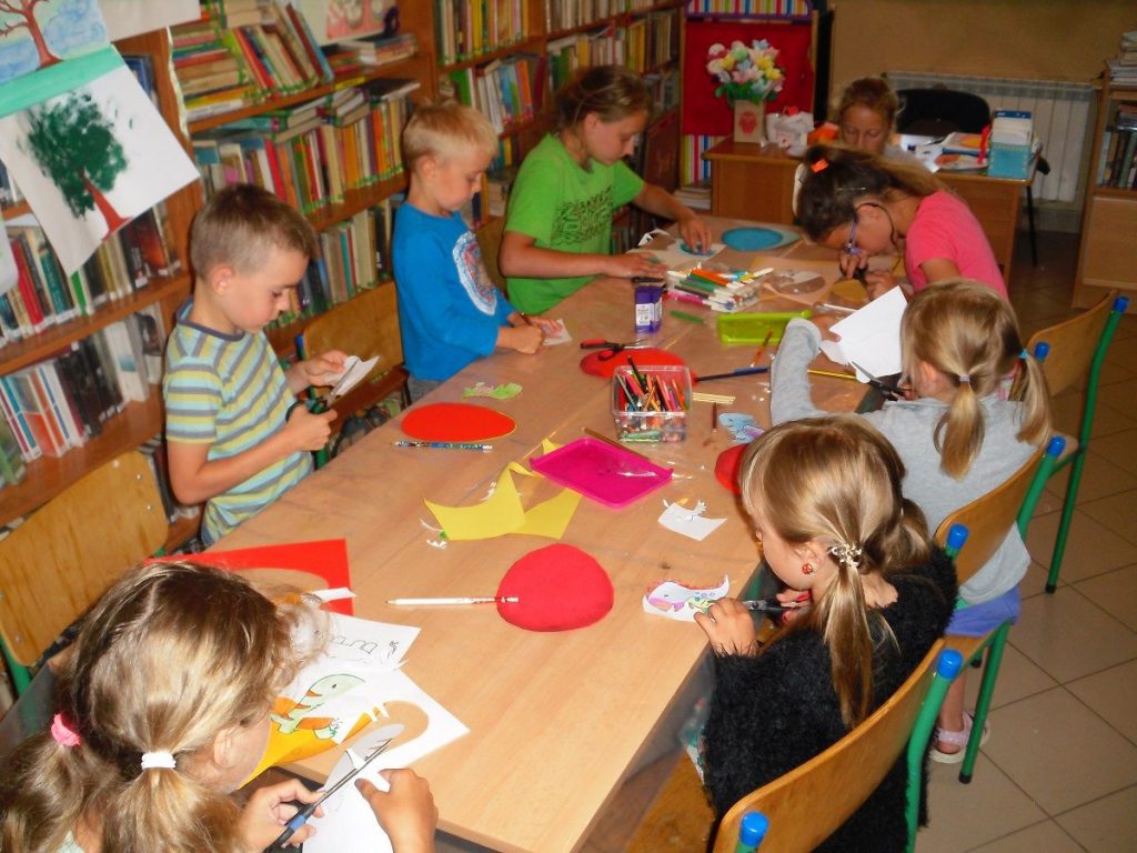 dzieci wycinają i sklejają ze sobą poszczególne elementy dzisiejszej pracy