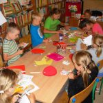 dzieci wycinają i sklejają ze sobą poszczególne elementy dzisiejszej pracy