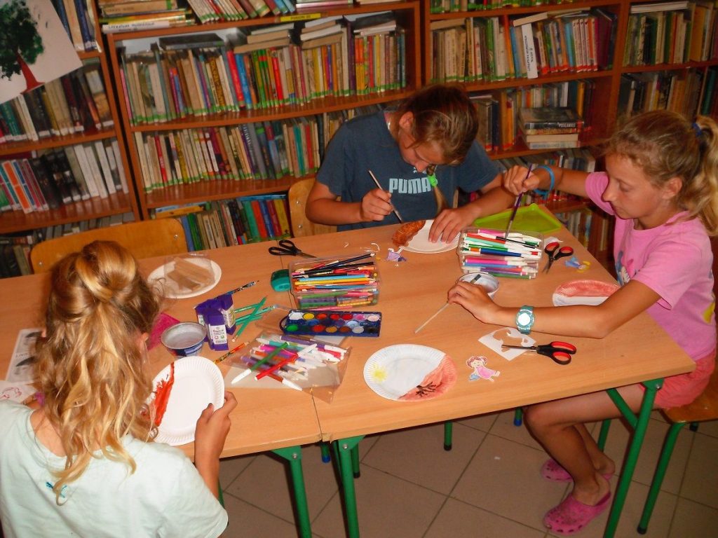 dzieci na papierowych talerzykach malują tło dla naszej dzisiejszej pracy