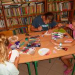 dzieci na papierowych talerzykach malują tło dla naszej dzisiejszej pracy