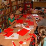 dzieci wycinają elementy swoich róż z kolorowego papieru