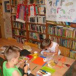 dzieci rozpoczynają pracę nad swoimi skarpetkowymi pacynkami