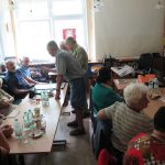 Pan Leszek Walczyk opowiada zebranym o zbudowanych przez siebie makietach przedwojennych krynickich domów