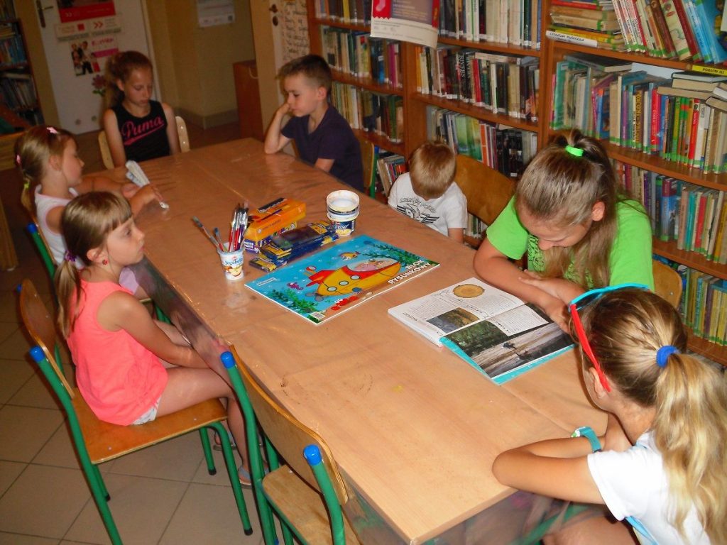 kolejna z uczestniczek czyta dzisiejszą opowieść pozostałym uczestnikom zajęć