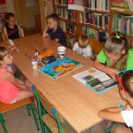 kolejna z uczestniczek czyta dzisiejszą opowieść pozostałym uczestnikom zajęć