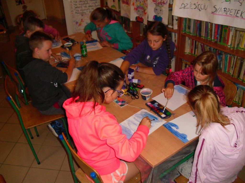 dzieci w skupieniu rozpoczynają pracę nad dzisiejszym tematem zajęć - na początek malują tło dla swojej pracy