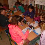 dzieci w skupieniu rozpoczynają pracę nad dzisiejszym tematem zajęć - na początek malują tło dla swojej pracy